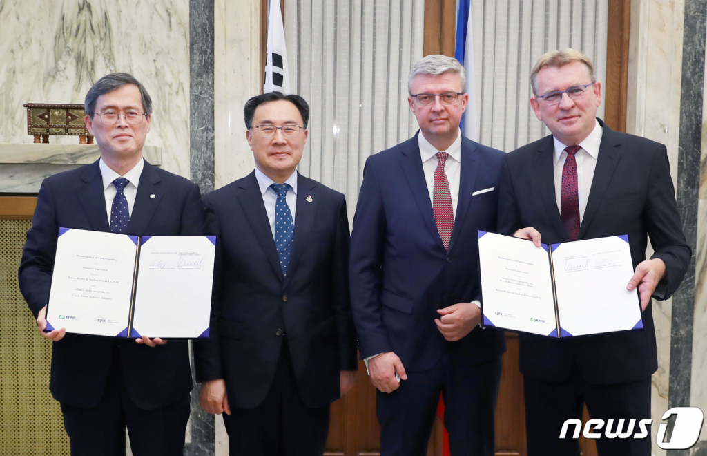 문승욱 산업통상자원부 장관이 올해 6월 18일(현지시간) 체코 산업통상부에서 한-체코 기업 및 기관간 원전과 첨단산업분야의 협력 강화를 위해 열린 한-체코 원전 및 첨단산업분야 협력 강화를 위한 MOU 체결식에서 기념촬영을 하고 있다. 왼쪽부터 정재훈 한수원 사장, 문승욱 장관, 체코 카렐 하블리첵 산업통상부 장관 (산업통상자원부 제공). 2021.6.19/뉴스1  