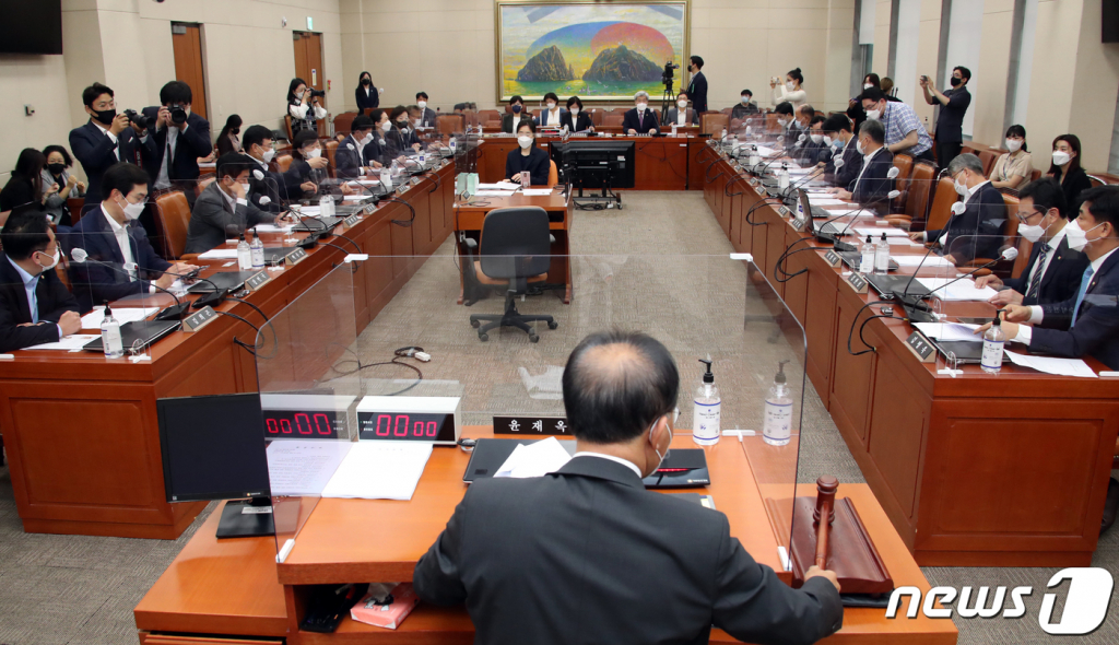 (서울=뉴스1) 오대일 기자 = 윤재옥 정무위원장이 29일 국회에서 열린 정무위원회 전체회의에서 위원회에 상정된 법안을 통과 시키고 있다. 2021.9.29/뉴스1  