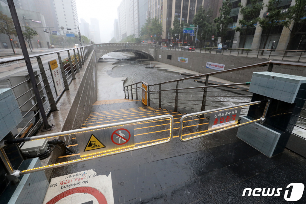 서울에 호우주의보가 내린 지난달 21일 서울 청계천 산책로가 침수위험으로 출입통제 되고 있다.