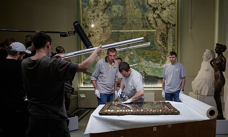 러시아 모스크바에 있는 푸시킨 미술관의 직원들이 복원 작업을 위해 작품을 옮기고 있다. 인근에 있는 촬영팀은 복원 작업과 의미를 담은 다큐멘터리를 제작하고 있다. /사진제공=LG전자