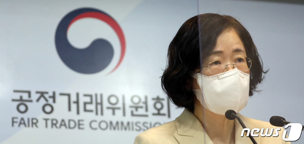 (세종=뉴스1) 장수영 기자 = 조성욱 공정거래위원회 위원장이 14일 정부세종청사 공정위 기자실에서 '경쟁 OS 진입 및 신규기기 개발 막은 구글에 2074억원(잠정) 과징금 부과' 브리핑을 하고 있다.   공정위는 삼성전자 등 기기제조사에게 안드로이드 변형 OS 탑재 기기를 생산하지 못하게 함으로써 경쟁 OS의 시장 진입을 방해햔 구글의 행위에 대해 시정명령과 함께 과징금을 부과하기로 결정했다고 밝혔다. 2021.9.14/뉴스1  