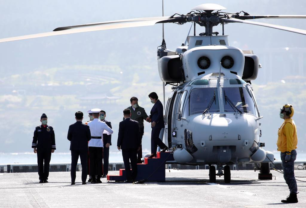 [포항=뉴시스] 김진아 기자 = 문재인 대통령과 김정숙 여사가 1일 경북 포항 영일만 해상 마라도함에서 열린 제73주년 국군의 날 기념식에 참석하기 위해 마린온 헬기에서 내리고 있다. 2021.10.01.