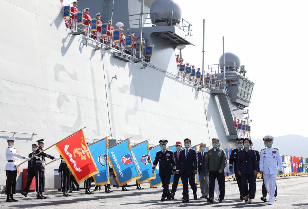 [포항=뉴시스] 김진아 기자 = 문재인 대통령과 김정숙 여사가 1일 경북 포항 영일만 해상 마라도함에서 열린 제73주년 국군의 날 기념식에 합동기수단의 도열을 받으며 참석하고 있다. 2021.10.01.