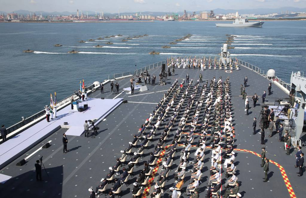 [포항=뉴시스] 김진아 기자 = 문재인 대통령이 1일 경북 포항 영일만 해상 마라도함에서 열린 제73주년 국군의 날 기념식에서 기념사를 하고 있다. 2021.10.01.