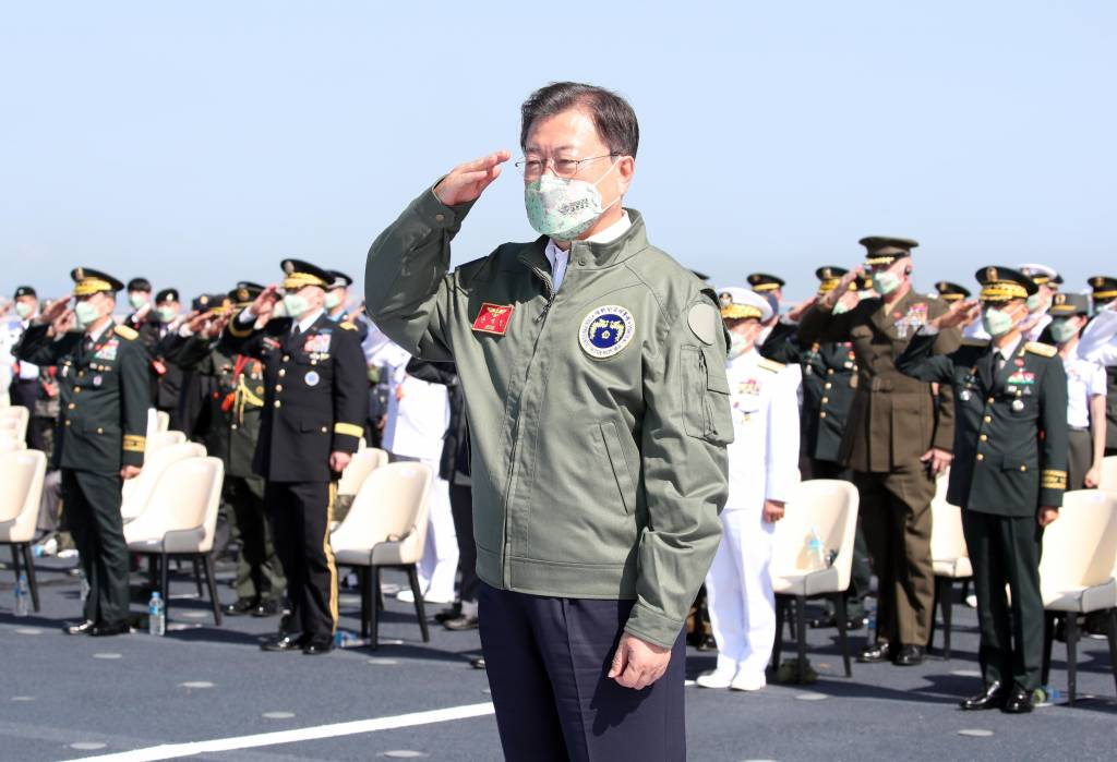 [포항=뉴시스] 김진아 기자 = 문재인 대통령이 1일 경북 포항 영일만 해상 마라도함에서 열린 제73주년 국군의 날 기념식에서 경례하고 있다. 2021.10.01.