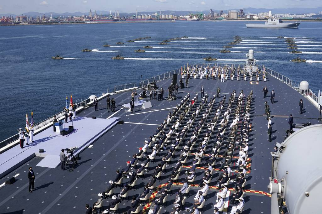 [포항=뉴시스] 김진아 기자 = 문재인 대통령이 1일 경북 포항 영일만 해상 마라도함에서 열린 제73주년 국군의 날 기념식에서 기념사를 하고 있다. 2021.10.01.