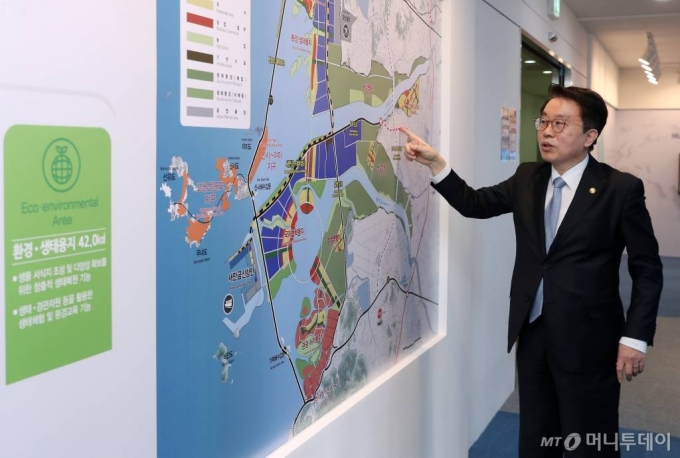 양충모 새만금개발청장이 새만금 개발구상에 대해 설명하고 있다. /사진=김휘선 기자 hwijpg@