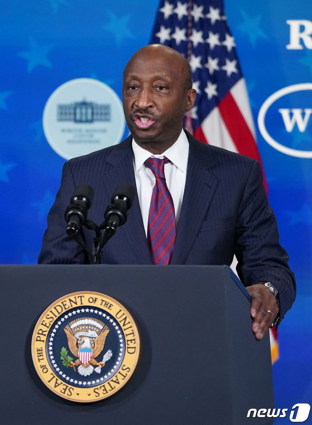 (워싱턴 AFP=뉴스1) 우동명 기자 = 케네스 프레이저 머크 CEO가 10일(현지시간) 워싱턴 백악관에서 코로나19 백신 1억회분 추가 주문 관련 조 바이든 대통령과 회의를 가진 뒤 발언을 하고 있다.  ? AFP=뉴스1  