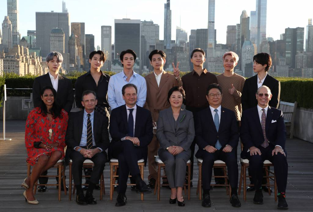 [뉴욕=뉴시스] 김진아 기자 = 문재인 대통령과 UN총회 참석차 뉴욕을 방문한 김정숙 여사가 20일(현지시간) 메트로폴리탄 미술관에서 황희 문화체육관광부장관, 미래문화특사인 그룹 BTS(방탄소년단)와 한국실 방문 기념식을 마친 후 기념촬영을 하고 있다. 2021.09.21.