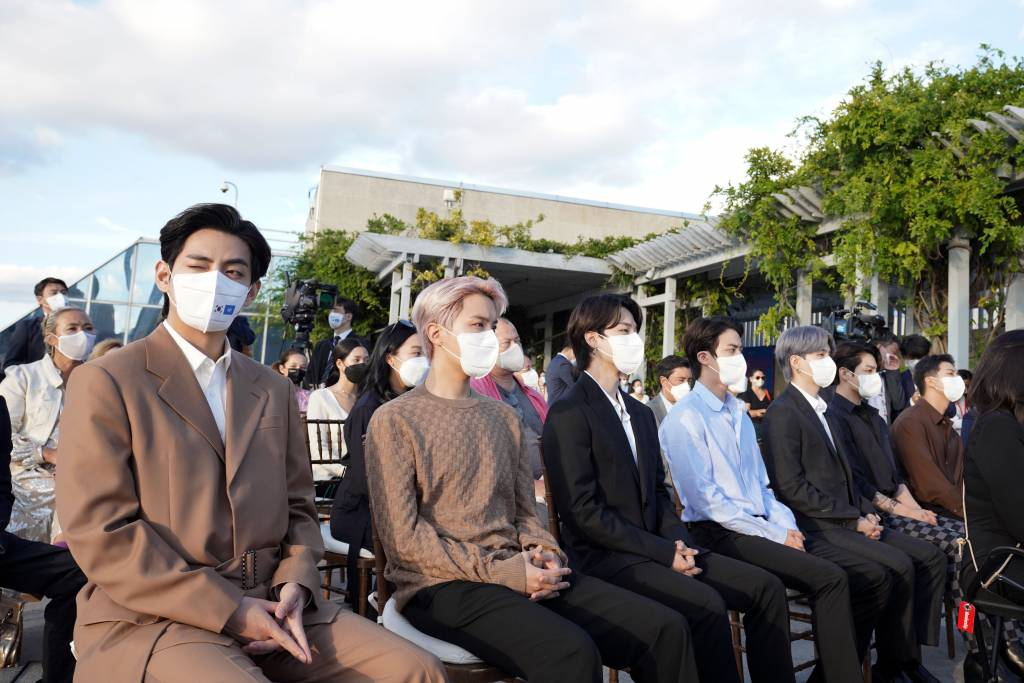 [뉴욕=뉴시스] 김진아 기자 = 미래문화특사인 그룹 BTS(방탄소년단)가 20일(현지시간) 메트로폴리탄 미술관에서 김정숙 여사의 한국실 방문 축사를 경청하고 있다. 2021.09.21.