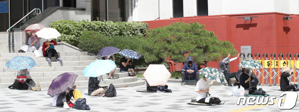 (서울=뉴스1) 임세영 기자 = 사랑제일교회 신도 등이 5일 오전 서울 광화문 일대에서 온라인을 통해 생중계되는 주일예배를 시청하며 기도를 하고 있다. 2021.9.5/뉴스1  