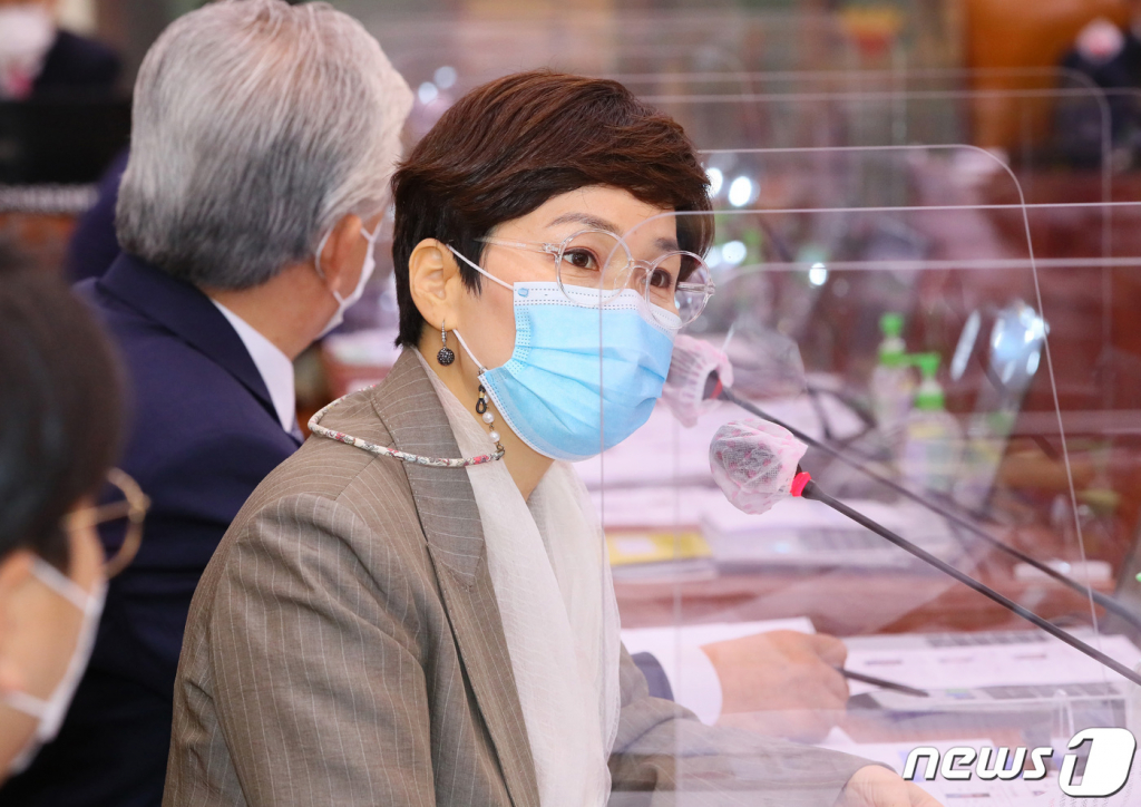 (서울=뉴스1) 신웅수 기자 = 임오경 더불어민주당 의원이 16일 오전 서울 여의도 국회에서 열린 문화체육관광위원회의 한국관광공사 등에 대한 국정감사에서  질의하고 있다. 2020.10.16/뉴스1  