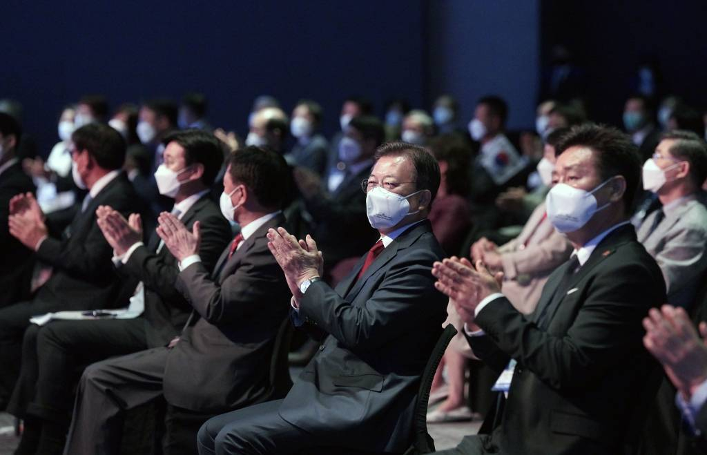 [서울=뉴시스] 전진환 기자 = 문재인 대통령이 5일 서울 그랜드 워커힐호텔에서 열린 제15회 세계한인의 날 기념식에서 박수를 치고 있다. 2021.10.05.