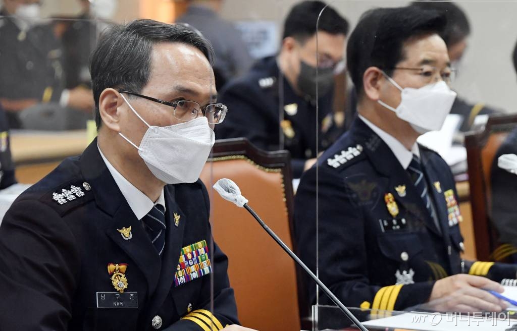 5일 서울 서대문구 경찰청에서 열린 국회 행정안전위원회의 국정감사에서 남구준 국가수사본부장이 질의에 답변하고 있다./사진=공동취재사진
