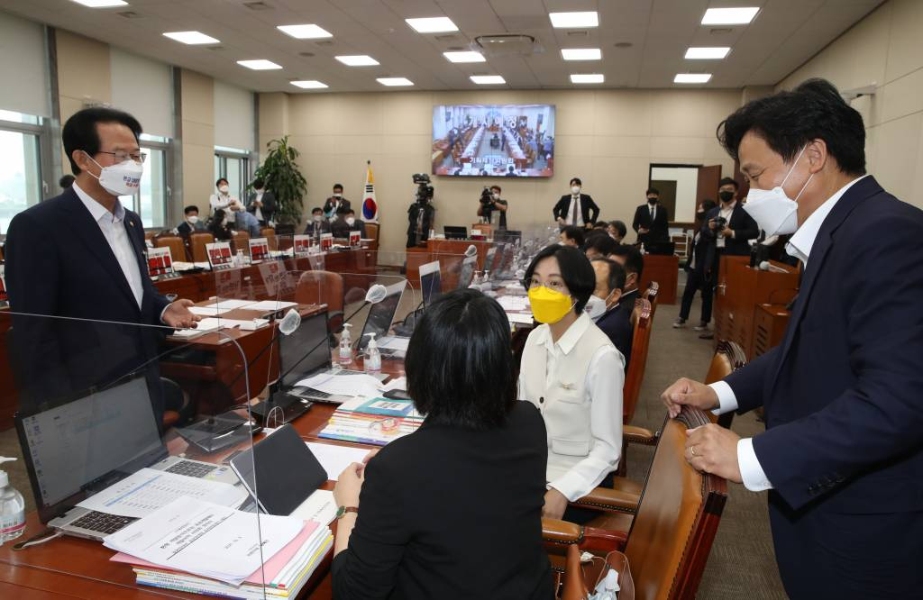 5일 오전 서울 여의도 국회에서 기획재정위원회의 기획재정부 국정감사를 앞두고 김영진 더불어민주당 간사와 류성걸 국민의힘 간사가 장혜영 정의당 의원 용혜인 기본소득당 의원에게 국감 개의가 지연되는 이유를 설명하고 있다. / 사진제공=뉴시스