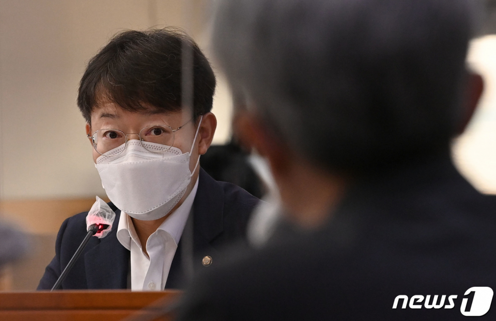 (서울=뉴스1) 국회사진취재단 = 최기상 더불어민주당 의원이 1일 서울 서초구 대법원에서 열린 국회 법제사법위원회 대법원(법원행정처), 사법연수원 등에 대한 국정감사에서 질의를 하고 있다. 2021.10.1/뉴스1  