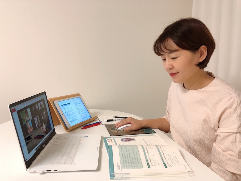 케냐 나이로비 세종학당 소속 교원 허지이씨가  비대면 수업을 하고 있는 모습.