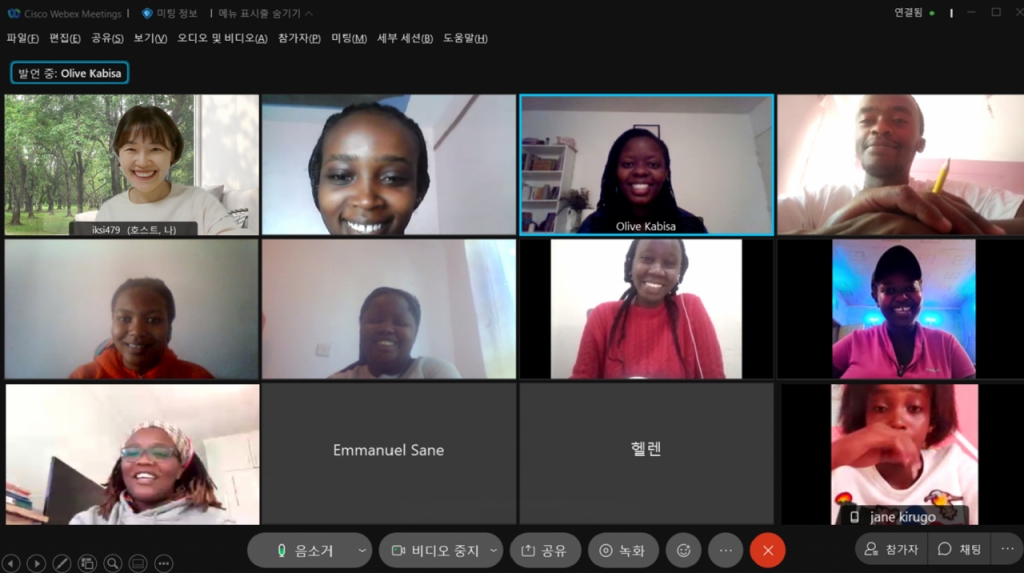 케냐 나이로비 세종학당 소속 교원 허지이씨가  비대면 수업을 하고 있는 모습.