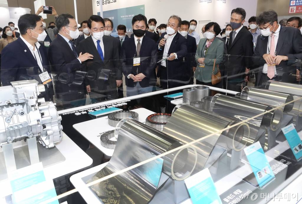 문승욱 산업통상자원부 장관, 박수현 청와대 국민소통수석, 김종민 더불어민주당 의원, 윤순진 탄소중립위원장, 허성무 창원시장, 박종면 머니투데이 대표를 비롯한 참석자들이 6일 경기 고양시 킨텍스에서 열린 '2021 그린뉴딜 엑스포' 개막식에서 포스코 SPS 부스를 둘러보고 있다. /사진=홍봉진 기자 honggga@