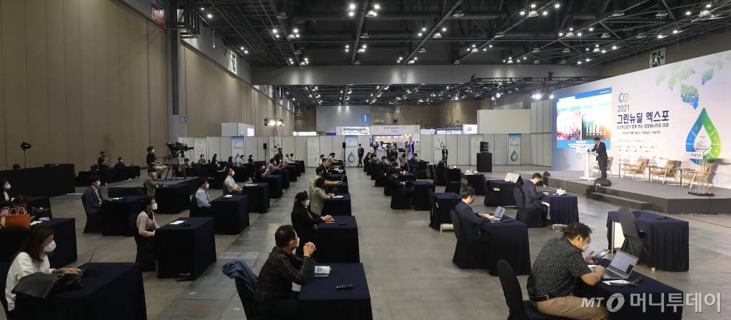 김건영 기획재정부 장기전략국 심의관이 6일 경기 고양시 킨텍스에서 열린 '2021 그린뉴딜 엑스포' 개막총회에서 대한민국 탄소중립 정책 비전과 전략에 대해 발표하고 있다.  올해 3회째를 맞는 국회 수소경제포럼 주최 머니투데이 주관 '2021 그린뉴딜 엑스포'는 6~8일까지 진행되며 수소산업과 전기차산업, 신재생에너지, 저탄소 친환경 등 그린뉴딜을 망라하는 대표 기업들이 대거 참가한다. /사진=홍봉진 기자 honggga@