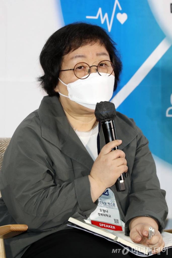 오형나 경희대학교 교수가 6일 경기 고양시 킨텍스에서 열린 '2021 그린뉴딜 엑스포' 개막총회 토론세션에서 발언을 하고 있다. 올해 3회째를 맞는 국회 수소경제포럼 주최 머니투데이 주관 '2021 그린뉴딜 엑스포'는 6~8일까지 고양 킨텍스에서 진행되며 수소산업과 전기차산업, 신재생에너지, 저탄소 친환경 등 그린뉴딜을 망라하는 대표 기업들이 대거 참가한다. /사진=고양(경기)=이기범 기자 leekb@