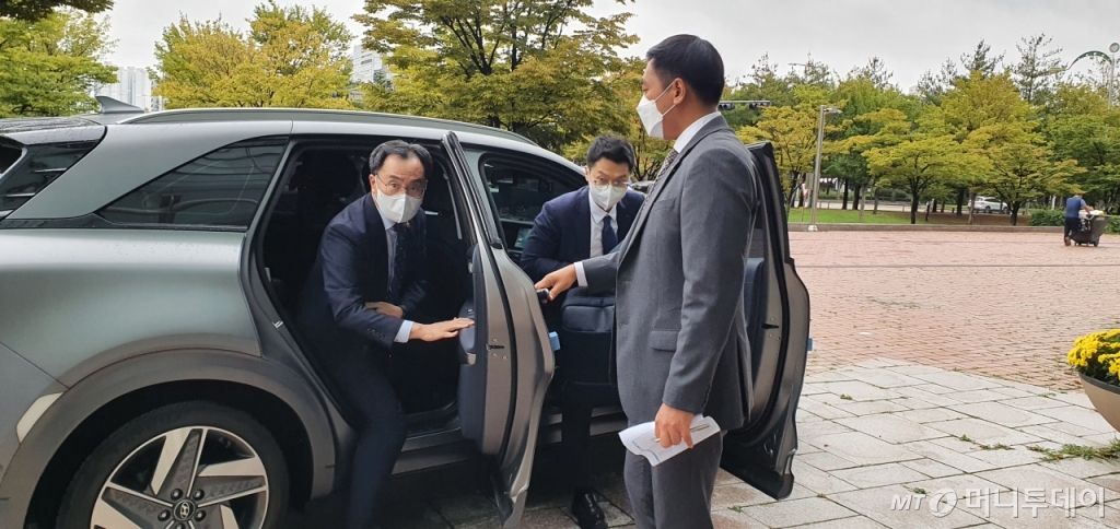 문승욱 산업통상자원부 장관이 6일 수소연료전지차 '넥쏘'를 타고 '2021 그린뉴딜 엑스포' 가 열린 일산 킨텍스에 도착하고 있다 ./사진=민동훈 기자