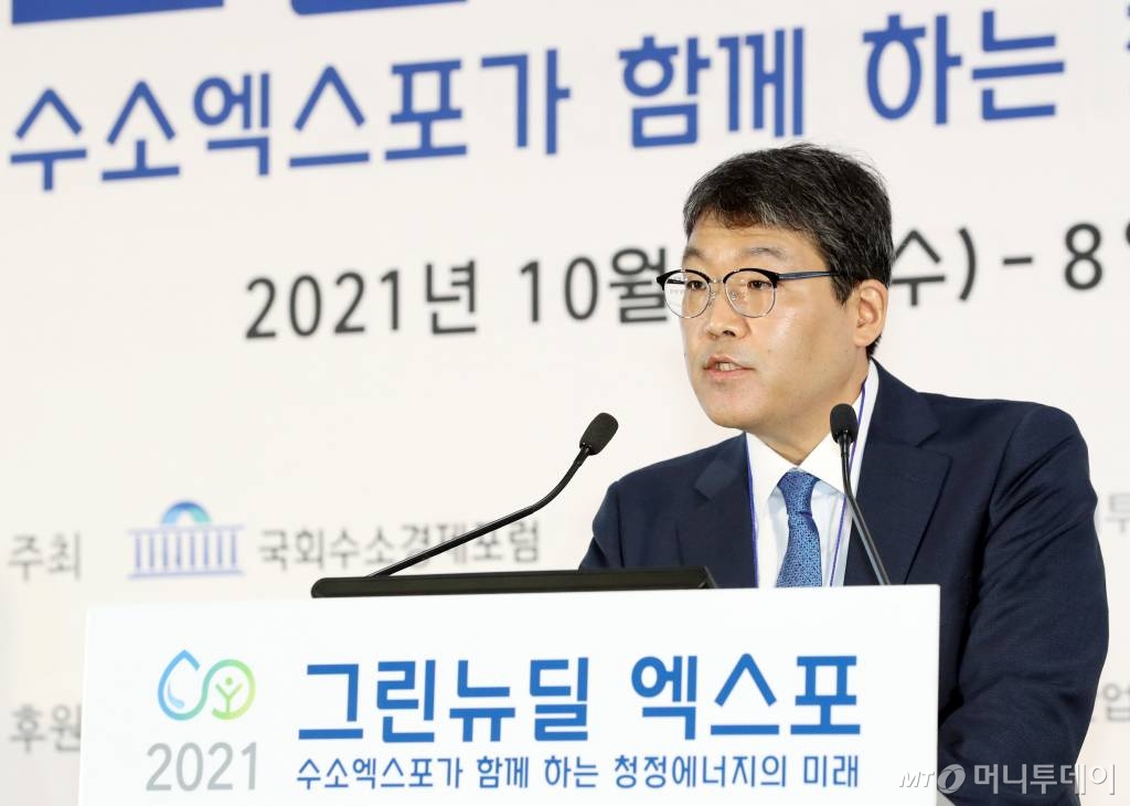 김건영 기획재정부 장기전략국 심의관이 6일 경기 고양 킨텍스에서 열린 '2021 그린뉴딜 엑스포' 개막총회에서 대한민국 탄소중립 정책 비전과 전략을 발표하고 있다. 올해 3회째를 맞는 국회 수소경제포럼 주최 머니투데이 주관 '2021 그린뉴딜 엑스포'는 6~8일까지 고양 킨텍스에서 진행되며 수소산업과 전기차산업, 신재생에너지, 저탄소 친환경 등 그린뉴딜을 망라하는 대표 기업들이 대거 참가한다. /사진=고양(경기)=이기범 기자 leekb@