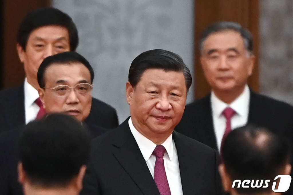 (베이징 AFP=뉴스1) 우동명 기자 = 시진핑 중국 국가주석이 30일 (현지시간) 건국 72주년 국경절을 하루 앞두고 베이징의 인민대회당에서 열린 연회에 리커창 총리와 도착을 하고 있다.  ? AFP=뉴스1  