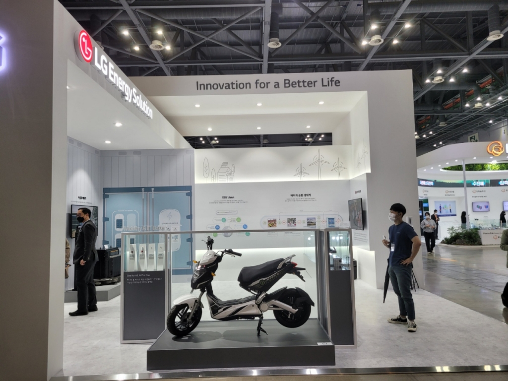 2021 그린뉴딜엑스포에 마련된 LG에너지솔루션 부스 전경/사진=김성은 기자