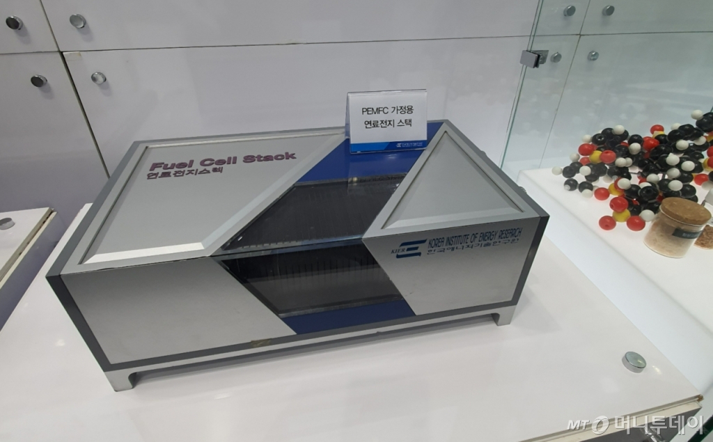 6일 경기 고양 킨텍스(KINTEX)에서 개막한 '2021 그린뉴딜엑스포'의 한국에너지기술연구원 부스에 전시된 가정용 수소연료전지 /사진=백지수 기자