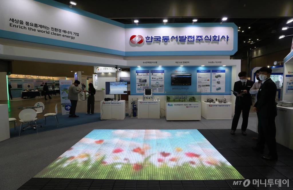 6일 경기 고양시 킨텍스에서 열린 '2021 그린뉴딜 엑스포' 개막식에서 참가자들이 한국동서발전 부스를 둘러보고 있다. /사진=고양(경기)=이기범 기자 leekb@