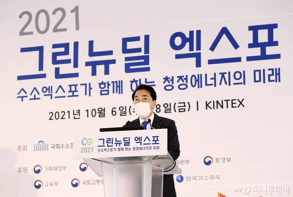 박수현 청와대 국민소통수석이 6일 경기 고양시 킨텍스에서 열린 '2021 그린뉴딜 엑스포' 개막식에서 대통령 격려사를 대독하고 있다. 올해 3회째를 맞는 국회 수소경제포럼 주최 머니투데이 주관 '2021 그린뉴딜 엑스포'는 6~8일까지 고양 킨텍스에서 진행되며 수소산업과 전기차산업, 신재생에너지, 저탄소 친환경 등 그린뉴딜을 망라하는 대표 기업들이 대거 참가한다. /사진=김휘선 기자 hwijpg@