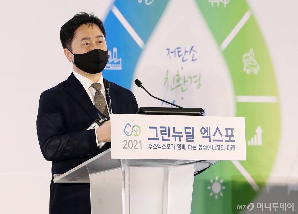 김종민 더불어민주당 의원이 6일 경기 고양시 킨텍스에서 열린 '2021 그린뉴딜 엑스포' 개막식에서 개회사를 하고 있다.  올해 3회째를 맞는 국회 수소경제포럼 주최 머니투데이 주관 '2021 그린뉴딜 엑스포'는 6~8일까지 고양 킨텍스에서 진행되며 수소산업과 전기차산업, 신재생에너지, 저탄소 친환경 등 그린뉴딜을 망라하는 대표 기업들이 대거 참가한다. /사진=김휘선 기자 hwijpg@