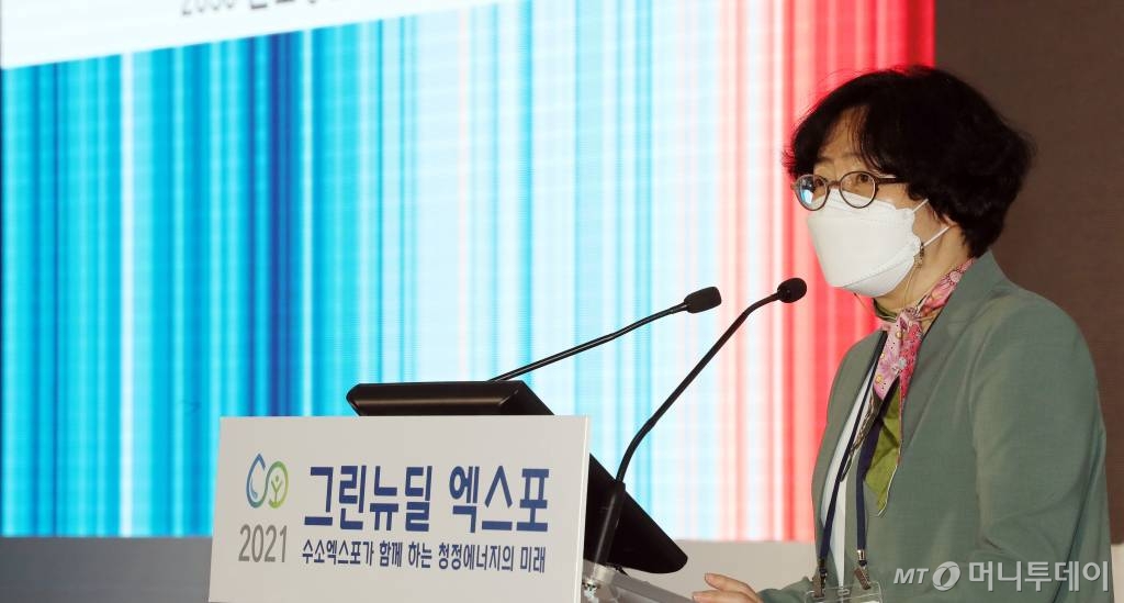 윤순진 탄소중립위원회 위원장이 6일 경기 고양시 킨텍스에서 열린 '2021 그린뉴딜 엑스포' 개막식에서 기조강연을 하고 있다. 올해 3회째를 맞는 국회 수소경제포럼 주최 머니투데이 주관 '2021 그린뉴딜 엑스포'는 6~8일까지 고양 킨텍스에서 진행되며 수소산업과 전기차산업, 신재생에너지, 저탄소 친환경 등 그린뉴딜을 망라하는 대표 기업들이 대거 참가한다. /사진=이기범 기자 leekb@