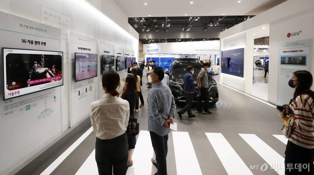 6일 경기 고양시 킨텍스에서 열린 '2021 그린뉴딜 엑스포'를 찾은 관람객들이 부스를 둘러보고 있다.  올해 3회째를 맞는 국회 수소경제포럼 주최 머니투데이 주관 '2021 그린뉴딜 엑스포'는 6~8일까지 고양 킨텍스에서 진행되며 수소산업과 전기차산업, 신재생에너지, 저탄소 친환경 등 그린뉴딜을 망라하는 대표 기업들이 대거 참가한다. /사진=김휘선 기자 hwijpg@