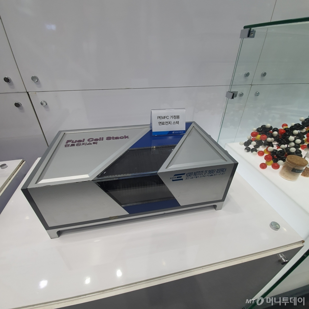 6일 경기 고양 킨텍스(KINTEX)에서 개막한 '2021 그린뉴딜엑스포'의 한국에너지기술연구원 부스에 전시된 가정용 수소연료전지 /사진=백지수 기자