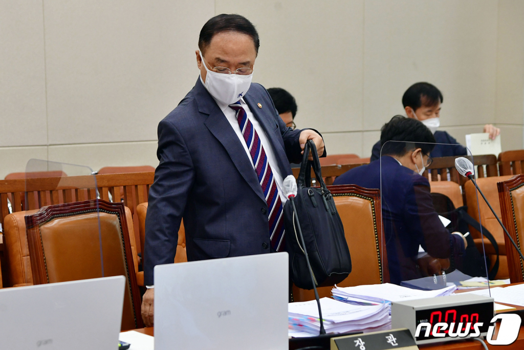 (서울=뉴스1) 구윤성 기자 = 홍남기 경제부총리 겸 기획재정부 장관이 6일 서울 여의도 국회에서 열린 기획재정위원회의 기획재정부(조세정책)에 대한 국정감사에 출석하고 있다. 2021.10.6/뉴스1  