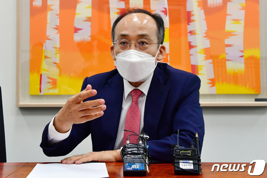 추경호 국민의힘 원내수석부대표가 7일 서울 여의도 국회에서 언론중재법 관련 8인 협의체의 국민의힘 추천 명단을 발표하고 있다. 국민의힘은 당내 최형두, 전주혜 의원과 외부 전문가로 문재완 한국외대 법학전문대학원 교수, 신희석 전환기정의워킹그룹 법률분석관을 지명했다. / 사진제공=뉴스1