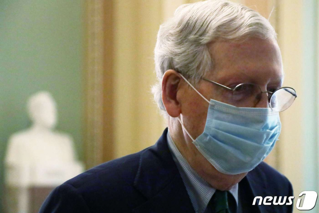 (워싱턴 AFP=뉴스1) 우동명 기자 = 미치 맥코넬 미국 공화당 상원 원내대표가 2020년 5월4일(현지시간) 워싱턴 의사당 복도를 마스크를 쓰고 걸어가고 있다.  ? AFP=뉴스1  