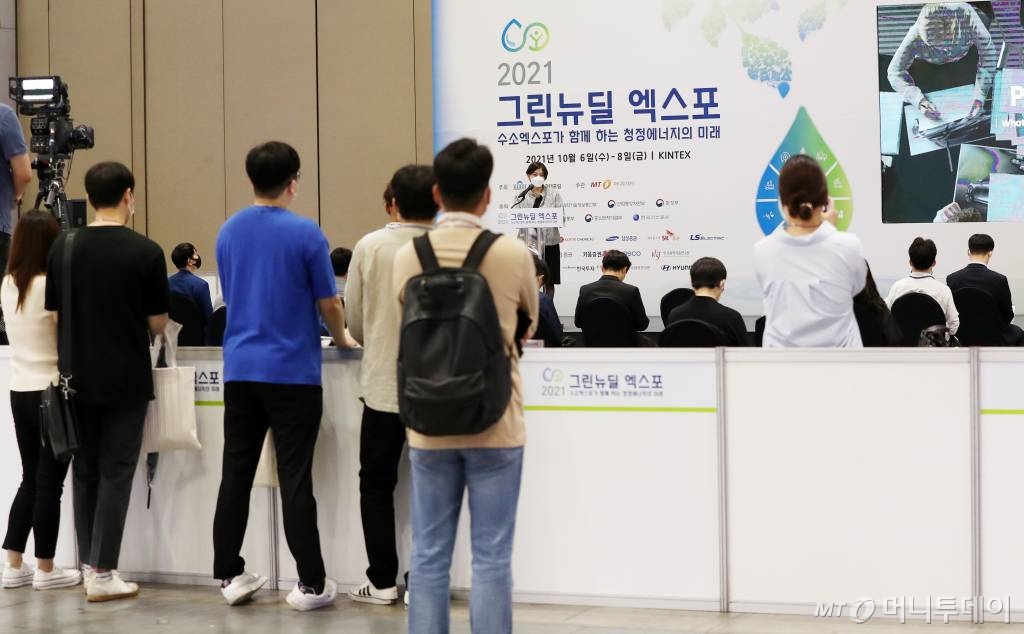 이미리내 현대자동차 HR운영1팀장이 6일 경기 고양시 킨텍스에서 열린 '2021 그린뉴딜 엑스포'  잡콘서트에서 발표를 하고 있다.  올해 3회째를 맞는 국회 수소경제포럼 주최 머니투데이 주관 '2021 그린뉴딜 엑스포'는 6~8일까지 고양 킨텍스에서 진행되며 수소산업과 전기차산업, 신재생에너지, 저탄소 친환경 등 그린뉴딜을 망라하는 대표 기업들이 대거 참가한다. /사진=김휘선 기자 hwijpg@