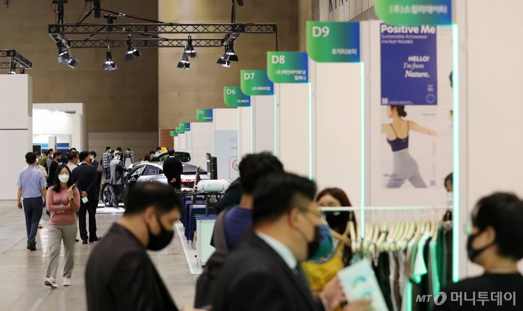 경기 고양시 킨텍스에서 열린 '2021 그린뉴딜 엑스포'를 찾은 관람객들이 부스를 둘러보고 있다. /사진=김휘선 기자 hwijpg@