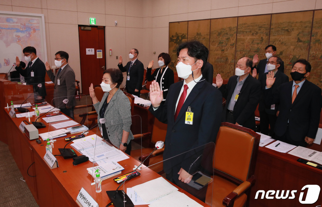 민병찬 국립중앙박물관 관장(사진 왼쪽) 등 피감 기관장들이 7일 서울 여의도 국회에서 열린 문화체육관광위원회의 국립중앙박물관, 국립민속박물관 등에 대한 국정감사에서 증인 선서를 하고 있다. /사진=뉴스1