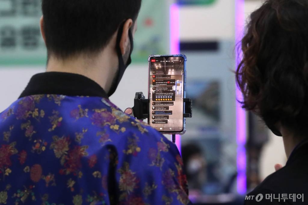 7일 경기 고양시 킨텍스에서 열린 '2021 그린뉴딜 엑스포'를 찾은 외국 유튜버가 글로벌 그린뉴딜 시장에 한국 현장을 전하고 있다. /사진=홍봉진 기자 honggga@