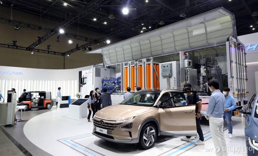 6일 경기 고양시 킨텍스에서 열린 '2021 그린뉴딜 엑스포' 개막식에서 참가자들이 현대차 부스를 둘러보고 있다. /사진=이기범 기자 leekb@
