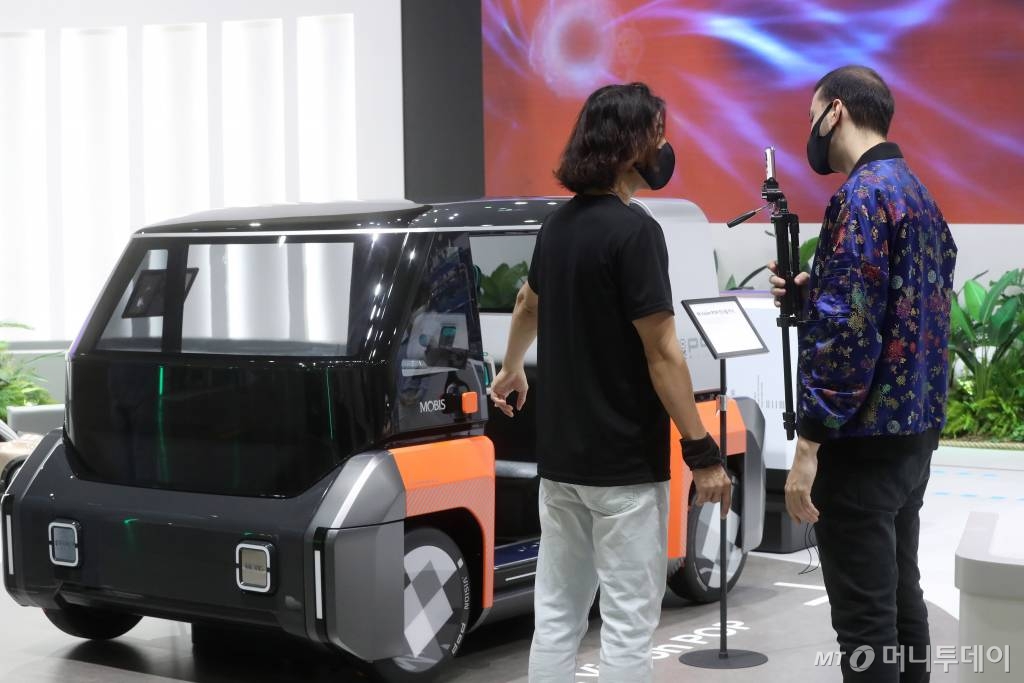 7일 경기 고양시 킨텍스에서 열린 '2021 그린뉴딜 엑스포'를 찾은 외국 유튜버가 글로벌 그린뉴딜 시장에 한국 현장을 전하고 있다. /사진=홍봉진 기자 honggga@