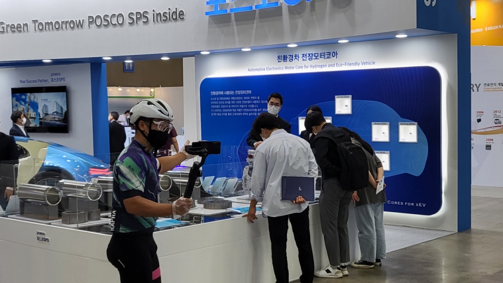 구독자 4만명을 보유한 여행, 드론 전문 채널 유튜버 '드론라이더'가 7일 오후 3시 경기도 고양 킨텍스에서 열린 2021 그린뉴딜엑스포에서 현대자동차 부스를 소개하고 있다. /사진=이강준 기자