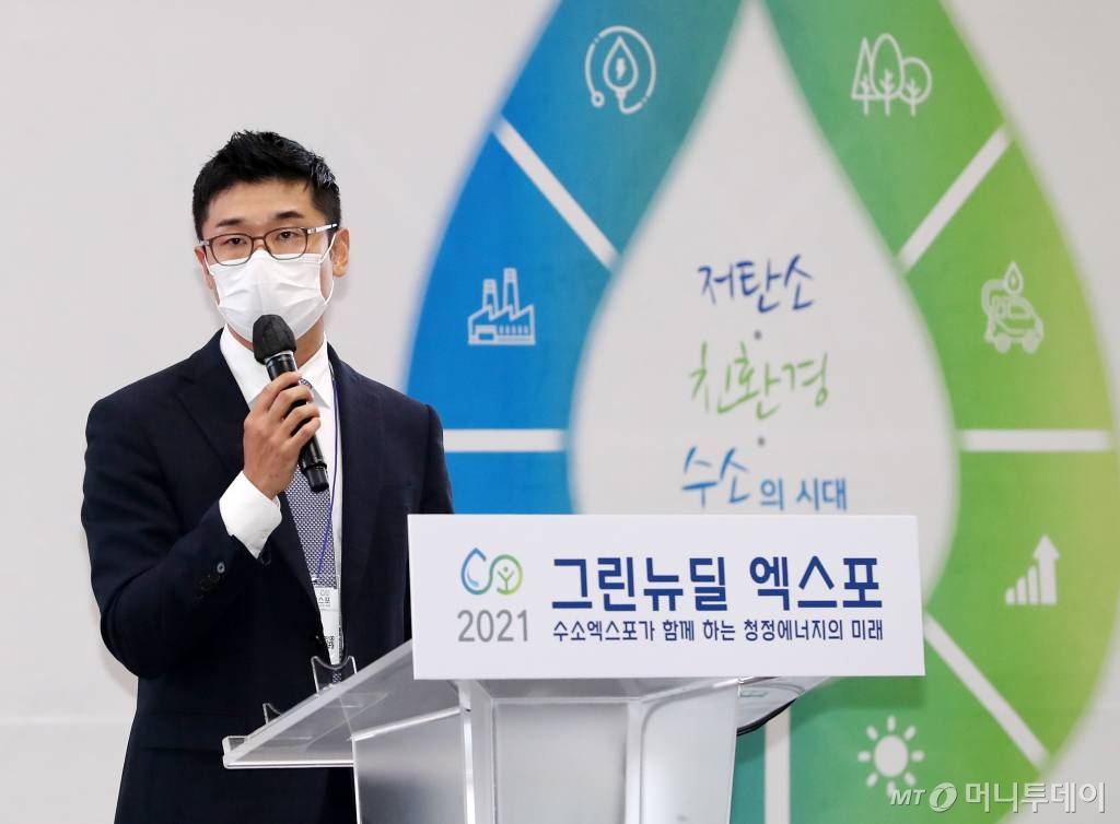 한국투자증권 김진우 수석연구원이 7일 경기 고양시 킨텍스에서 열린 '2021 그린뉴딜 엑스포' 콘퍼런스에서 '글로벌 전기차 시장 전망 및 업체별 분석'을 주제로 발표하고 있다.  올해 3회째를 맞는 국회 수소경제포럼 주최 머니투데이 주관 '2021 그린뉴딜 엑스포'는 6~8일까지 고양 킨텍스에서 진행되며 수소산업과 전기차산업, 신재생에너지, 저탄소 친환경 등 그린뉴딜을 망라하는 대표 기업들이 대거 참가한다. /사진=김휘선 기자 hwijpg@