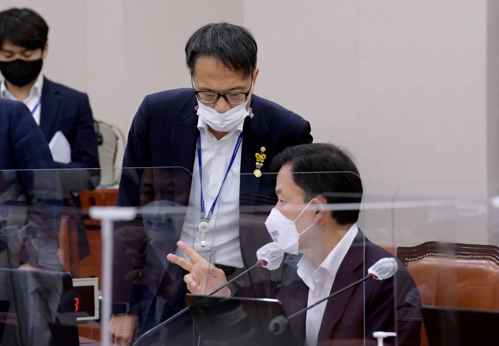 [서울=뉴시스] 최진석 기자 = 7일 오전 서울 여의도 국회에서 열린 법제사법위원회의 감사원 등에 대한 국정감사에서 법사위 여당 간사인 박주민(왼쪽) 의원과 야당 간사인 윤한홍 의원이 자료 제출과 관련해 대화를 나누고 있다. (공동취재사진) 2021.10.07.