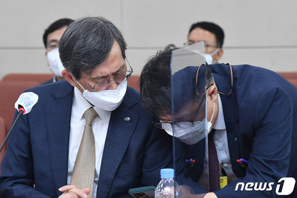 정재훈 한국수력원자력 사장(왼쪽)이 7일 서울 여의도 국회에서 열린 과학기술정보방송통신위원회의 원자력안전위원회 등에 대한 국정감사에서 의원들의 질의에 답하기 위해 관계자와 논의하고 있다. 2021.10.7/뉴스1  