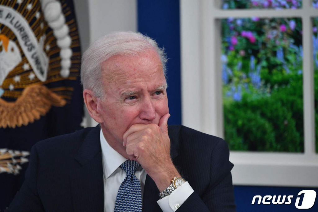 (워싱턴 AFP=뉴스1) 우동명 기자 = 조 바이든 미국 대통령이 6일(현지시간) 워싱턴 백악관에서 재계 리더들과 연방정부 부채 상한을 논의하고 있다.   ? AFP=뉴스1  